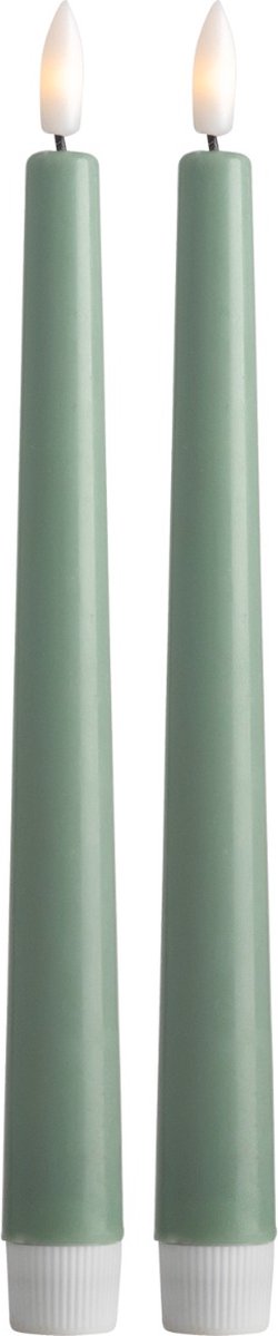 Twee groene kaarsen met vlam