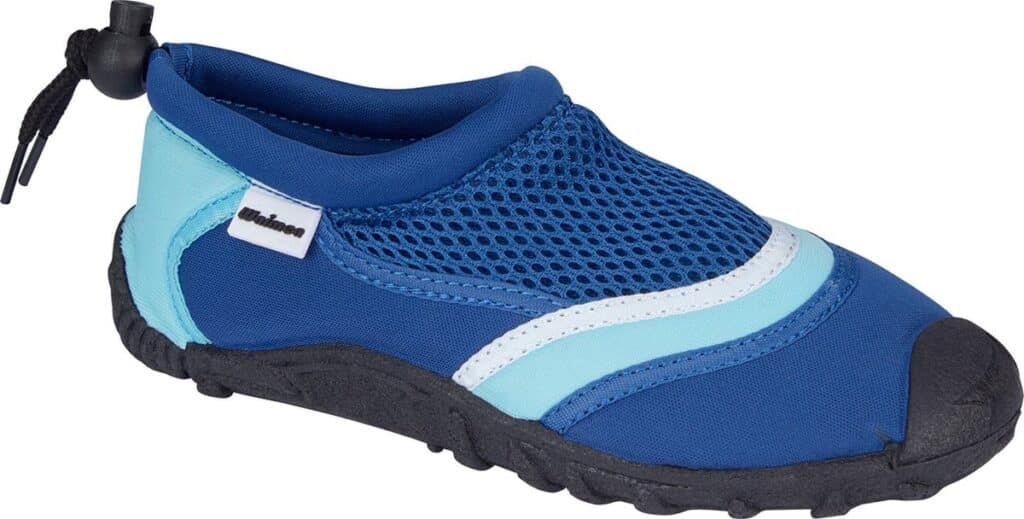 Blauwe waterschoen met zwarte zool en klittenband.