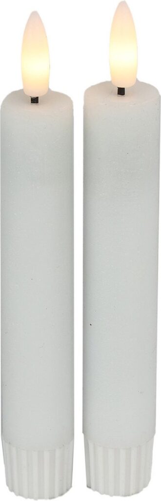 Twee witte LED-kaarsen met vlammen
