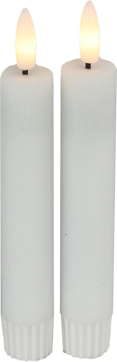 Twee witte LED-kaarsen met vlammen
